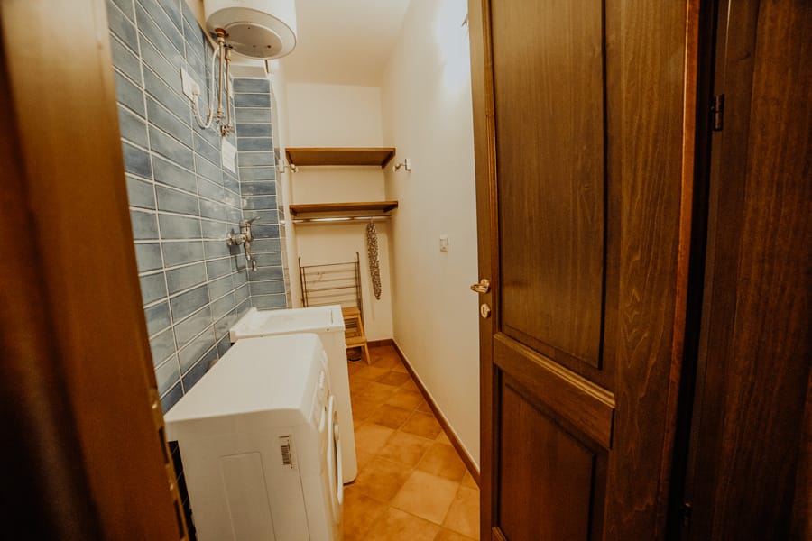 zona-ripostiglio-con-lavabo-e-lavatrice-appartamento-5